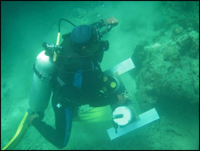 A diver uses a doppler to measure light, water current and movement: characteristics of the water column